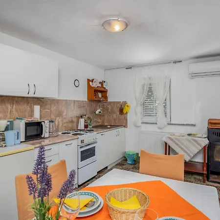 1 Bedroom Cozy In * Donji Zagon